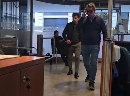 Sergio Aguirre, socio de Martín Menem, entra a la sede de Osprera detrás de Marcelo Petroni, el interventor designado por el Estado