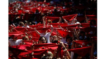Sergio al centro de la imagen junto a su hija Alaia y su esposa Alma participan en el tradicional "Chupinazo" lanzamiento de un cohete durante el inicio de las fiestas de San Fermín