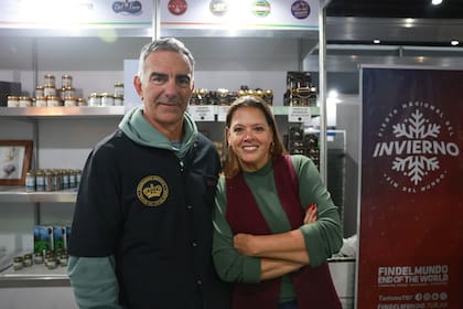 Sergio Amaya, junto a su esposa en el stand de Ahumadero Ushuaia