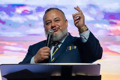 Sergio Amezcua es un pastor de origen mexicano que lidera un programa solidario de apoyo a familias migrantes (Facebook/Sergio Amezcua)