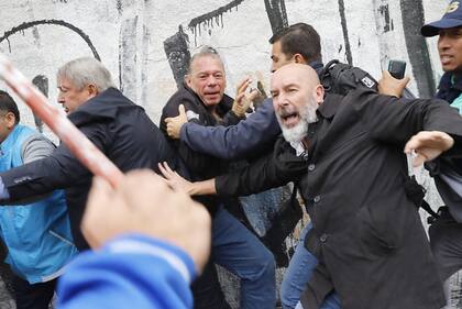 Sergio Berni fue agredido durante la protesta de colectiveros.