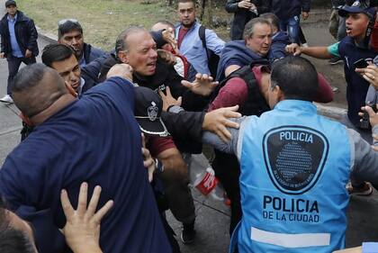 Sergio Berni fue agredido durante la protesta de colectiveros el 3 de abril
