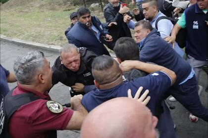 Sergio Berni fue agredido por un grupo de colectiveros que realizaban una protesta por el asesinato de un compañero en la madrugada de este lunes