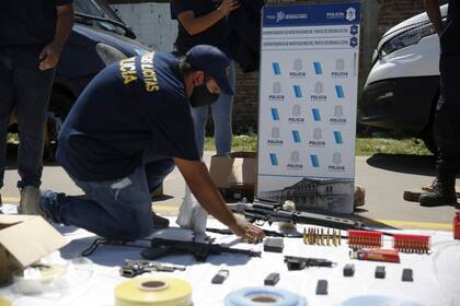 Sergio Berni muestra la droga secuestrada durante los operativos