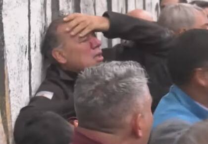 Sergio Berni se agarra la cabeza después de ser agredido por choferes de colectivos que se manifestaban por el asesinato de un colega