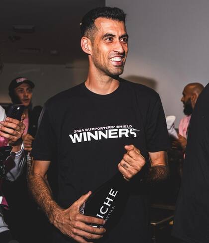 Sergio Busquets celebrando el torneo.