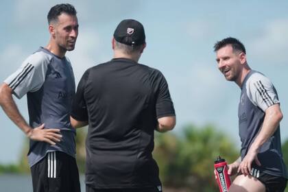 Gerardo 'Tata' Martino dialoga con Sergio Busquets y Lionel Messi, en un entrenamiento de Inter