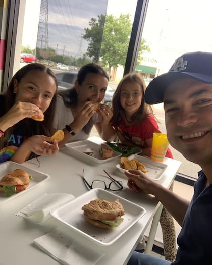 Sergio Catalán está casado con la también actriz Teresa Tuccio con quien tiene dos hijas en común, Natalia y Julieta