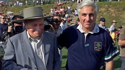 Sergio Catalán posó con Roberto Canessa (derecha), uno de los dos uruguayos a quien el arriero chileno encontró cuando descendían de los Andes. La foto data del 12 de octubre del 2002 en Santiago. (SANTIAGO LLANQUIN)
