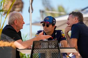 Sergio Checo Pérez escucha a Helmut Marko, el asesor de Red Bull Racing que fustiga al mexicano; Christian Horner, jefe de la escudería de Milton Keynes se lamentó por no descontar más puntos en Las Vegas y expuso que para 2025 hay en la lista pilotos por fuera del mundo Red Bull