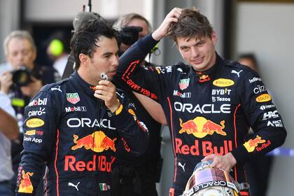 Sergio Checo Pérez y Max Verstappen charlan luego de la carrera; un gran rendimiento de los Red Bull