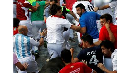 Sergio corre delante del toro rodeado de gente