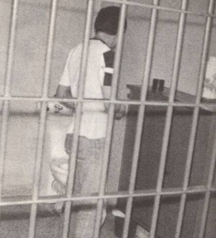 Sergio, de espaldas, en su celda