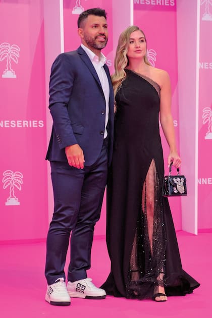 Sergio, de impecable ambo azul, camisa blanca
y zapatillas Givenchy, posa con su amor Sofía Calzetti, que
llevó vestido de escote irregular y gran tajo, al que le sumó
una minicartera Dolce&Gabbana.