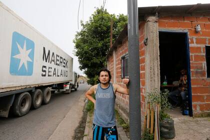 Sergio, en la puerta de su casa del barrio Saldías, sobre la calle Padre Mugica