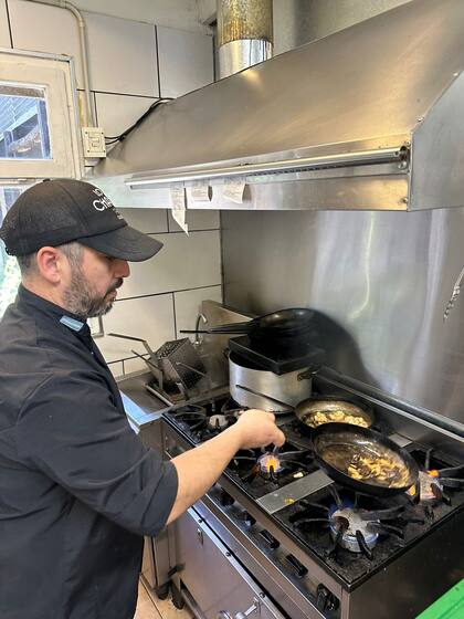 Sergio en plena acción, en la cocina de su restaurante.