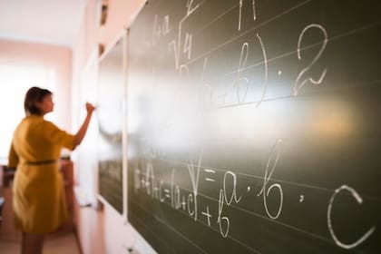 Sergio es profesor de matemáticas en Nueva Jersey y gana US$ 8,000 por mes