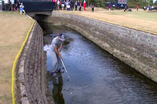 El British Open obliga a hacer magia: sacarla del agua y pegar arrodillado