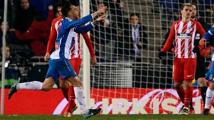Sergio García festeja su gol, que dejó sin invicto al equipo del Cholo