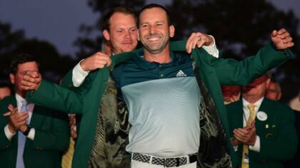 Sergio García recibe la preciada chaqueta verde del campeón del año pasado, el inglés Danny Willett