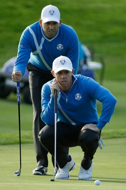 Sergio Garcia y Rory McIlroy calculando la caída de un green en la Ryder