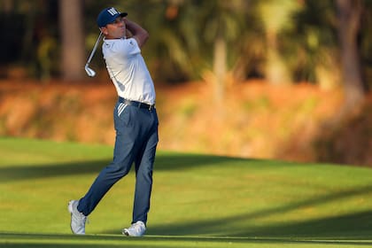 Sergio García y su impacto de salida en el hoyo 10 en el TPC Sawgrass en Ponte Vedra Beach, Florida