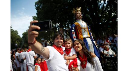 Sergio hace una autofoto con su esposa Alma Sierra y su hija Alaia mientras participan en una procesión en honor a San Fermín en el día del santo