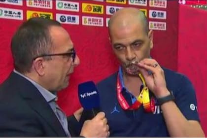 Hernández besa la medalla de plata.