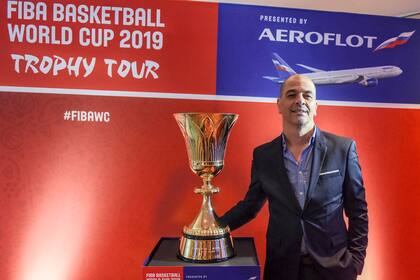 Sergio Hernandez junto a la copa del mundo de basquetbol, en su paso por Argentina