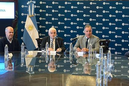 Sergio Iraeta, subsecretario de Producción Agropecuaria y Forestal; Fernando Vilella, secretario de Bioeconomía, y Daniel Tillard, presidente del BNA