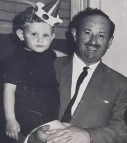 Sergio Kuchevasky junto a su padre David, un trabajador del Teatro Colón durante 45 años