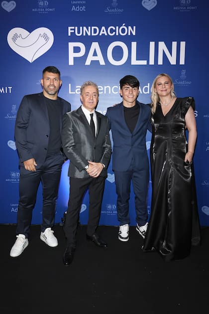 Sergio "Kun" Agüero, Horacio Paolini (presidente de la fundación), Benjamín Agüero Maradona y Soledad Paolini (directora de la institución)