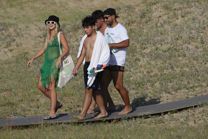 Sergio "Kun" Agüero llegó este martes a la playa junto a su novia Sofía Calzetti y su hijo Benjamín