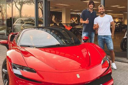 Sergio “Kun” Agüero se tomó una foto con esta Ferrari SF90 Stradale híbrida que tiene un valor cercano a los 500.000 euros