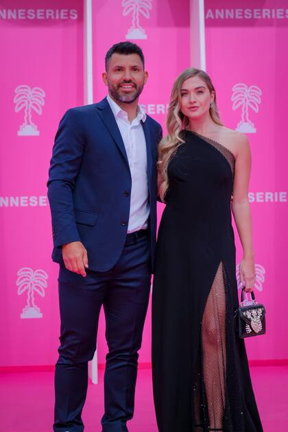 Sergio "Kun" Agüero y su mujer, Sofía Calzetti, viajaron a Cannes para participar de la octava edición del festival CANNESERIES, donde el exfutbolista presentó Kun por Agüero, la nueva serie sobre su vida. Mientras él eligió un traje azul sin corbata, ella deslumbró con un vestido con transparencias