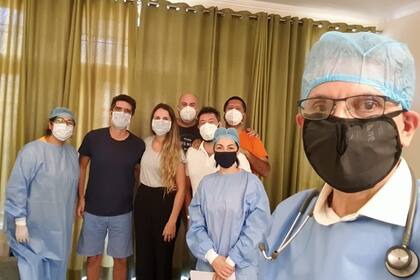 Lais Suárez junto al equipo que trabaja con él en la India