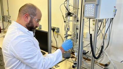 Sergio Lima utiliza una versin en miniatura de las columnas de destilacin de las refineras de petrleo