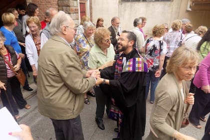 Sergio López junto a los fieles de su parroquia