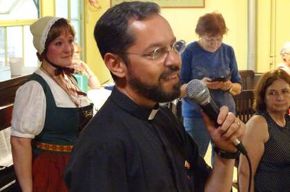 Sergio López oficia una ceremonia religiosa