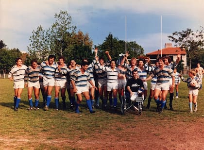 Sergio, luego del accidente, con compañeros de rugby