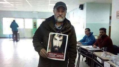 Sergio Maldonado en la escuela de Bariloche donde votó