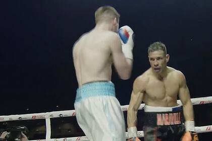 Sergio Maravilla Martínez, de brazos caídos y desafiante ante Macaulay McGowen