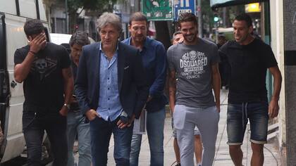 Sergio Marchi, secretario del gremio, con los futbolistas Sebastián Domínguez, Fernando Gago y Maxi Rodríguez