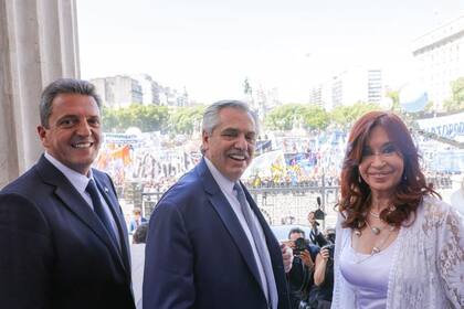 Sergio Massa, Alberto Fernández y Cristina Kirchner posan para la cámara