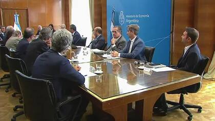 Sergio Massa anunció el canje de deuda por $7,5 billones de pesos: el equipo económico le ofreció el oro y el moro a los bancos para que entren