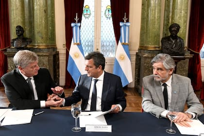 Sergio Massa, ayer en Diputados, junto al gobernador de La Pampa, Sergio Ziliotto, y al ministro de Ciencia y Tecnología, Daniel Filmus