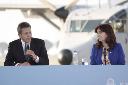 Sergio Massa, candidato flamante, habla ante la mirada de Cristina Kirchner el lunes, en Aeroparque