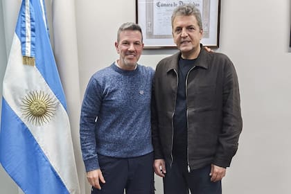 Sergio Massa con el intendente de Roque Pérez, Maximiliano Sciani