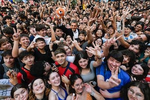 Sergio Massa con los alumnos del tradicional colegio Carlos Pellegrini, en la ciudad de Buenos Aires