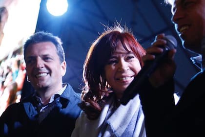Sergio Massa, Cristina Kirchner y Axel Kicillof al cierre del acto en el partido de Malvinas Argentinas